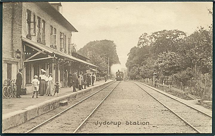 Jyderup, station med ankommende tog. H. Søvndahl Petersen no. 12533. Kvalitet 9