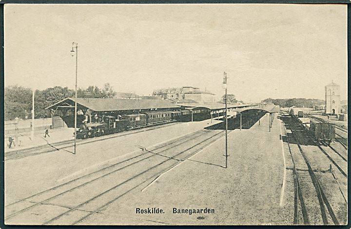 Roskilde, banegaard med holdende tog. Stenders no. 2325. Kvalitet 9