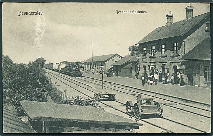 Brønderslev station med ankommende damptog. P. Alstrup no. 5151. Kvalitet 7
