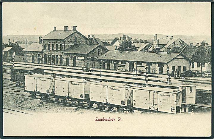 Lunderskov station med togvogne. U/no. Kvalitet 9