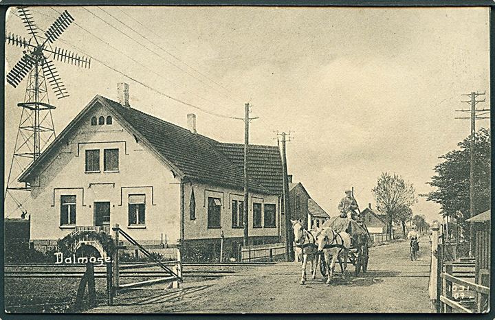 Dalmose, gadeparti med jernbaneoverskæring. I. Gjellebøl no. 1031. Kvalitet 7