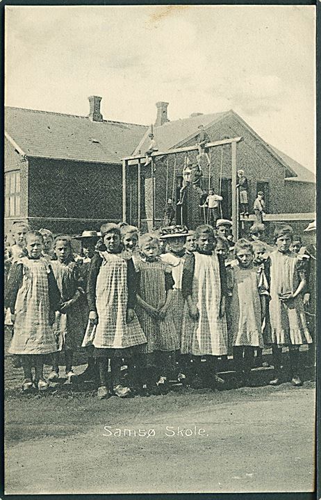 Samsø Skole med elever. C. M. Thune no. 7046. Kvalitet 8