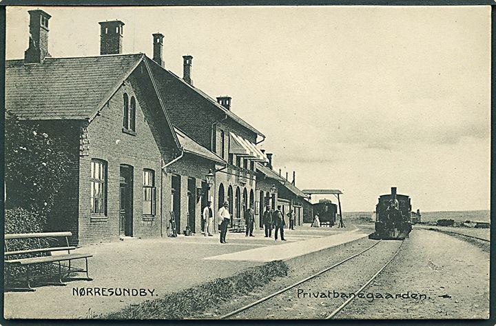 Nørresundby privatbanegaard med ankommende tog. Victor Hartmann no. 23411. Kvalitet 8