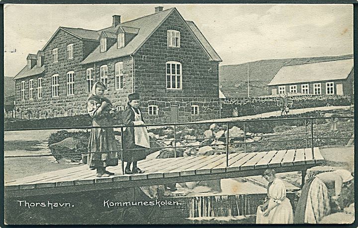 Thorshavn, Kommuneskolen og i forgrunden tøjvask. H. N. Jacobsen no. 17597. Kvalitet 7