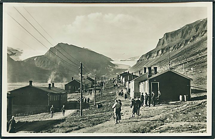 Svalbard. Longyear City, gadeparti. C.M.&S no. 335. Kvalitet 9