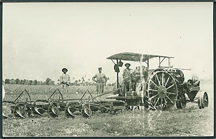 D.V.I., foto. Tidlig traktor på markarbejde. Fotokort u/no. Kvalitet 7