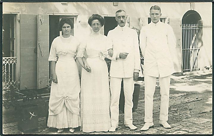 D.V.I., St. Croix, Christiansted. Guvernør Christian Helweg-Larsen med familie. Fotokort u/no. Kvalitet 9