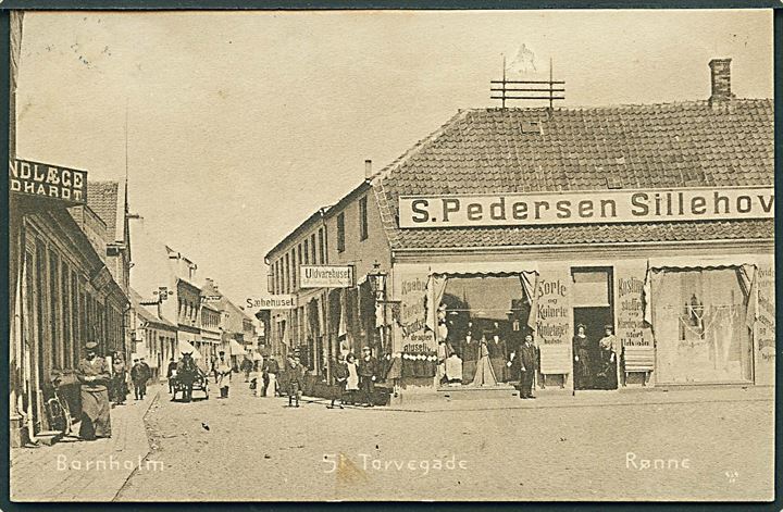 Rønne, St. Torvegade med S. Petersen Sillehoved’s manufakturhandel. Ad. Møller no. 2. Kvalitet 7