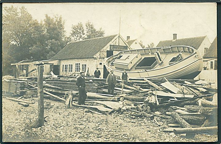 Svaneke, “H. P. Hansen’s Baadebyggeri” med båd på land. Fotograf Fred. Jensen, Rønne u/no. Kvalitet 7