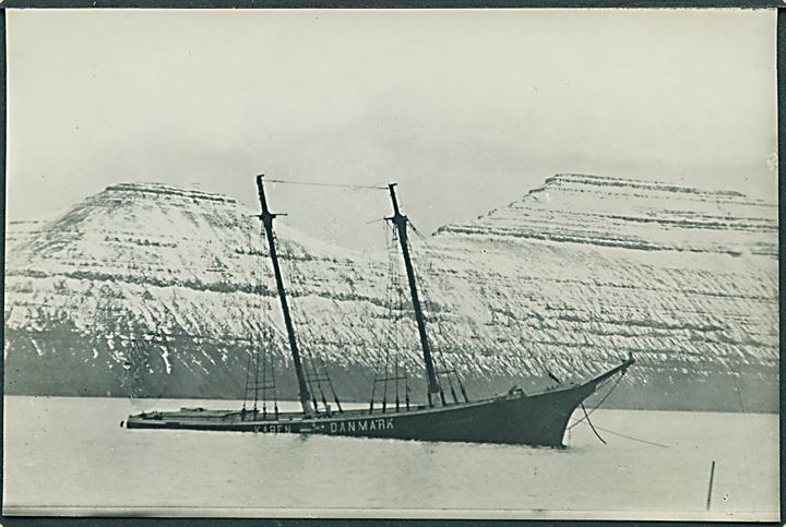 “Karen”, skonnert af Marstal i neutralitetsbemaling, grundstødt ved Lervig, Færøerne 1916. (Foto 9x13 cm). Kvalitet 7