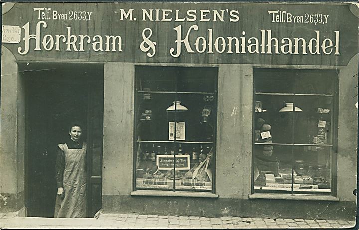 Købh., Wildersgade 18 “M. Nielsen’s Hørkram & Kolonialhandel”, facade. Fotokort u/no. Kvalitet 6