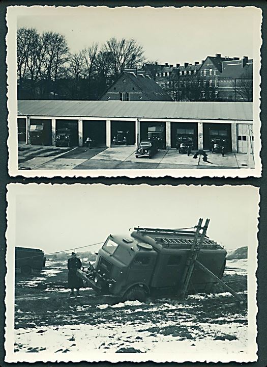 Militært garageanlæg og fastkørt køretøj fra 1940'erne eller 1950'erne. To fotos 6x9 cm.