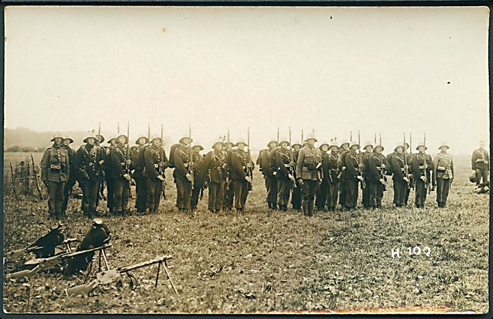 Soldater i feltmæssig udrustning på geled. I forgrunden Madsen-rekylgevær. No. H100.
