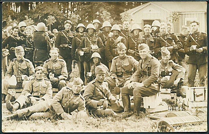 Soldater gruppe under hvil. Fotokort no. H84.