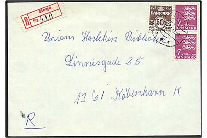 7 kr. Rigsvåben i parstykke og 50 øre Bølgelinie på anbefalet brev fra Stege d. 2.6.1983 til København.