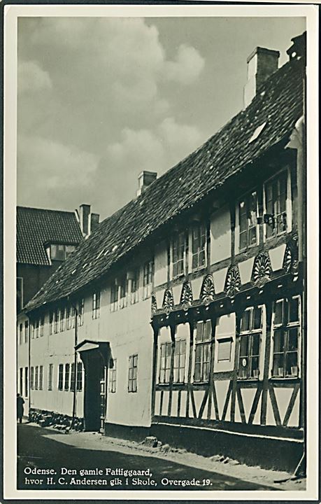 Odense. Den gamle Fattiggaard hvor H. C. Andersen gik i skole, Overgade 19. Fotokort no. 4137. 