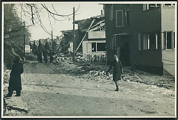 Vejle. Bombeskader på Ny Grejsdalvej efter RAF bombning af Vejle Nordre Banegaard d. 27.2.1942. Fotokort, har været opklæbet.