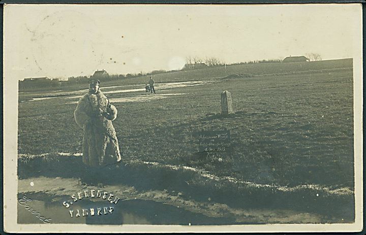 Tysk grænsevagt i vinterpæls ved grænsesten no. 19 (?). Fotograf Sørensen, Vamdrup. Frankeret med 5 øre Soldaterfrimærke fra Vamdrup d. 30.1.1918 til København.