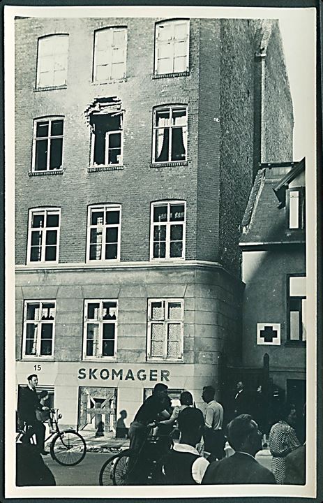 København, Thorupsgade på Nørrebro. Etageejendom med skudhul fra 75 mm tysk kanon under folkestrejken i 1944. Fotokort u/no.
