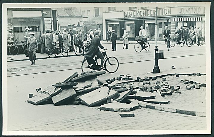København, Nørrebrogade. Barrikade under folkestrejken ved Homstrup's Damekonfektions forretning Nørrebrogade 175. Fotokort u/no.