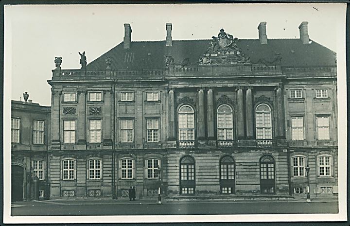 København, Amalienborg under politibevogtning 1944. Fotokort u/no.