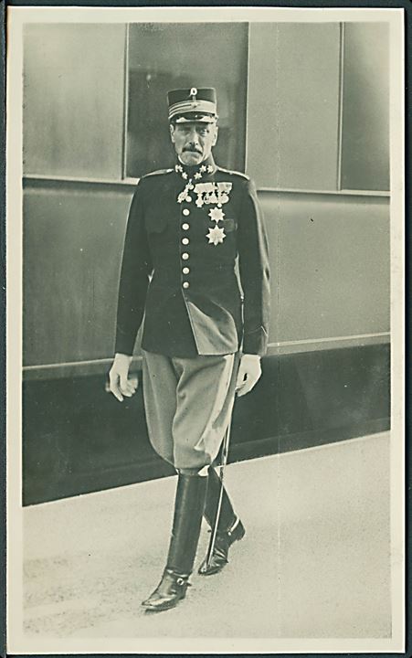 Kong Christian d. 10 paa Banegaarden ved siden af tog. J. Chr. Olsen no. 42. Fotokort. 
