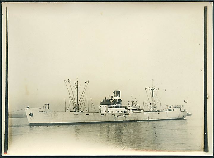 Lotta, S/S, Rederiet Vesterhavet, J. Lauritzen. Beslaglagt i Chile 1941. Foto 12x17 cm.