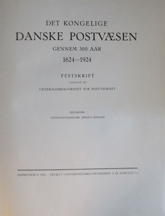 Det kongelige danske postvæsen gennem 300 aar 1624-1924. Festskrift udgivet af Generaldirektoratet for Postvæsenet. 522 sider illustreret i solidt halvlæder. Enkelte løse sider.