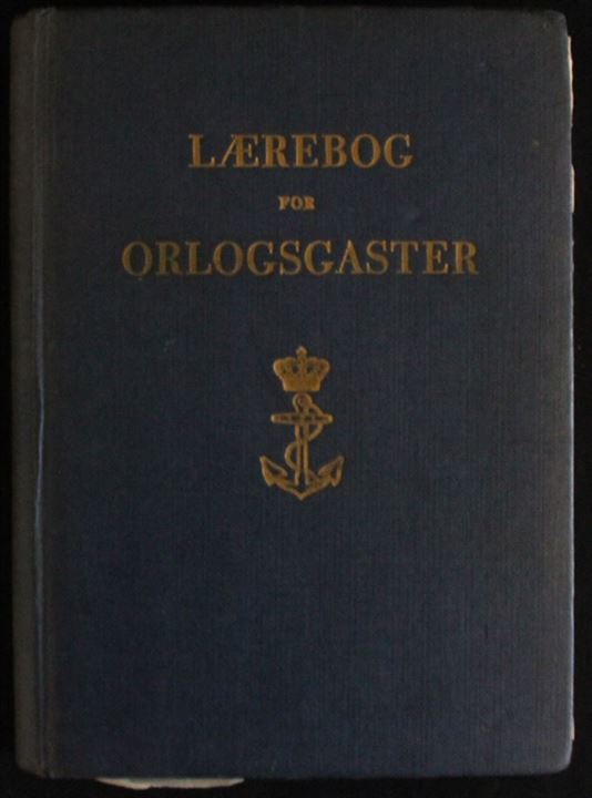 Lærebog for Orlogsgaster, Søværnskommandoen 1962. 446 sider. Lidt slidt.