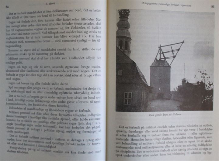 Lærebog for Orlogsgaster, Søværnskommandoen 1962. 446 sider. Lidt slidt.