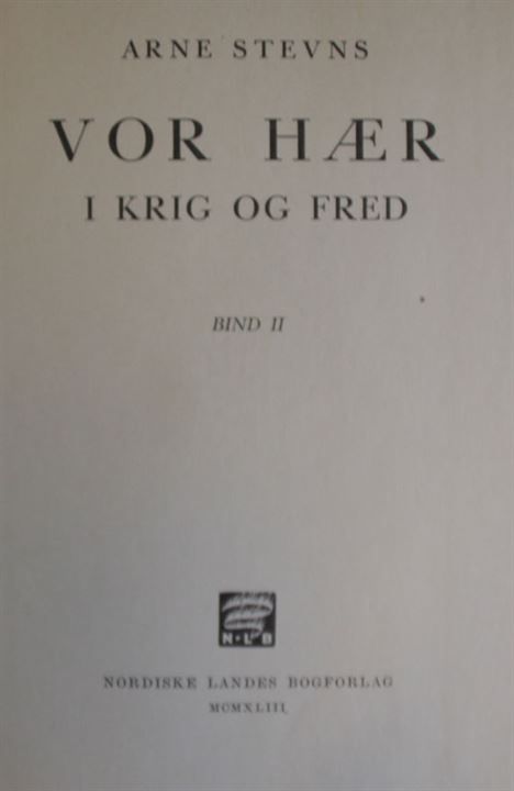 Vor hær i krig og fred af Arne Stevns Bind I+II (480+480 sider). 