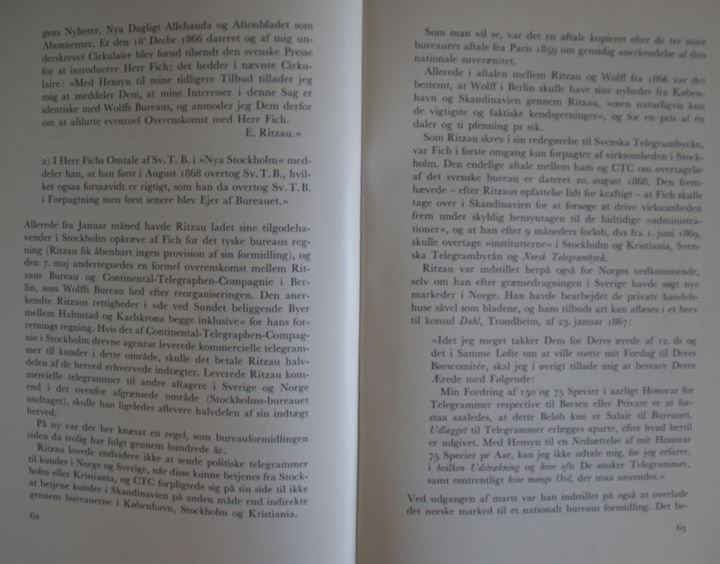 Nyhedsformidling gennem 100 år - Ritzaus Bureau 1866-1966 af Gunnar R. Næsselund. 154 sider.