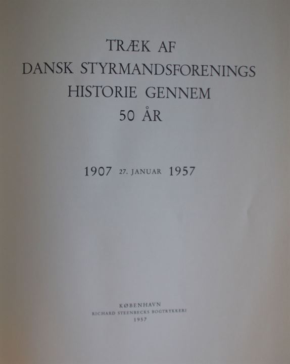 Træk af Dansk Styrmandsforenings Historie gennem 50 År - 1907-1957. Jubilæumsskrift 110 sider.