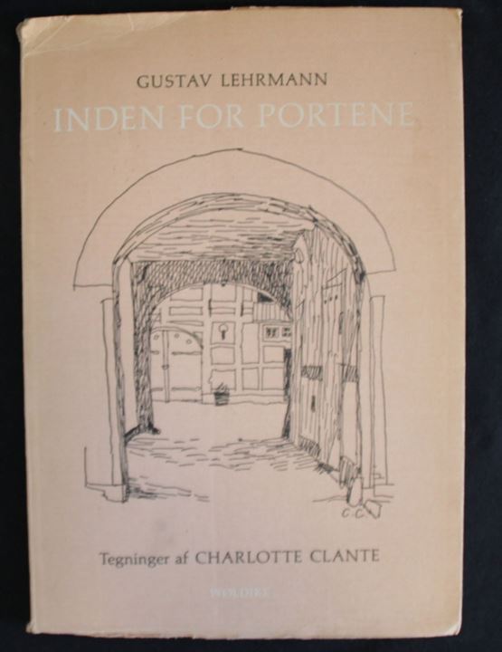 Inden for Portene af Gustav Lehrmann og tegninger af Charlotte Clante. Københavnske gårdinteriør. 127 sider.