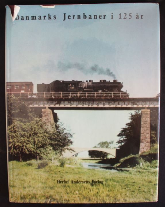 Danmarks Jernbaner i 125 år af Jan Koed m.fl. Dansk jernbanehistorie illustreret med gamle fotografier. Ca. 200 sider.