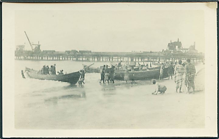 Tysk Sydvestafrika. Passagerer fra Henny Woermann sættes i land i Swakopmund 1914. Fotokort u/no.