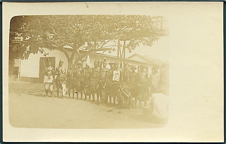 Tysk Sydvestafrika. Gruppe indfødte mænd med sværd. Fotokort dateret d. 25.12.1912. 