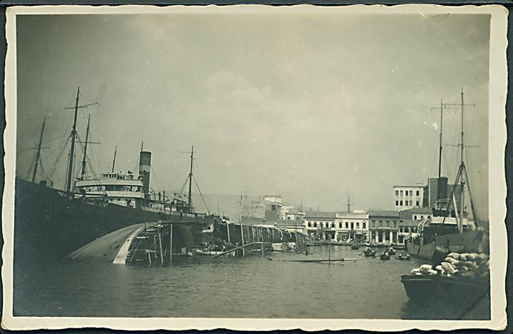 Le Pirée, Grækenland. Havareret skib. Skibet Danmark ses til højre. Fotokort. 