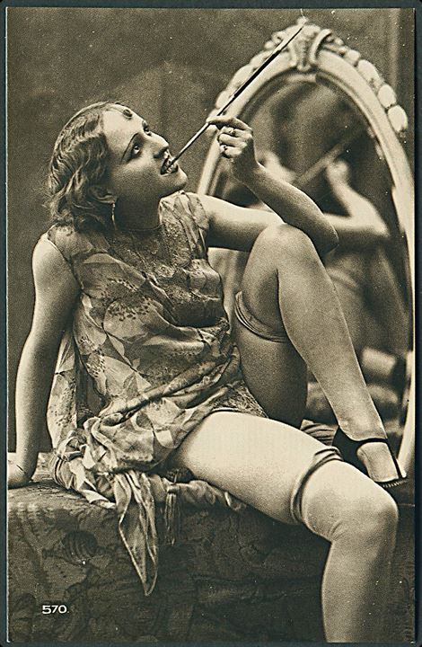 Erotisk postkort. Kvinde iført kjole, sidder på bord. Nytryk Stampa PR no. 5. 