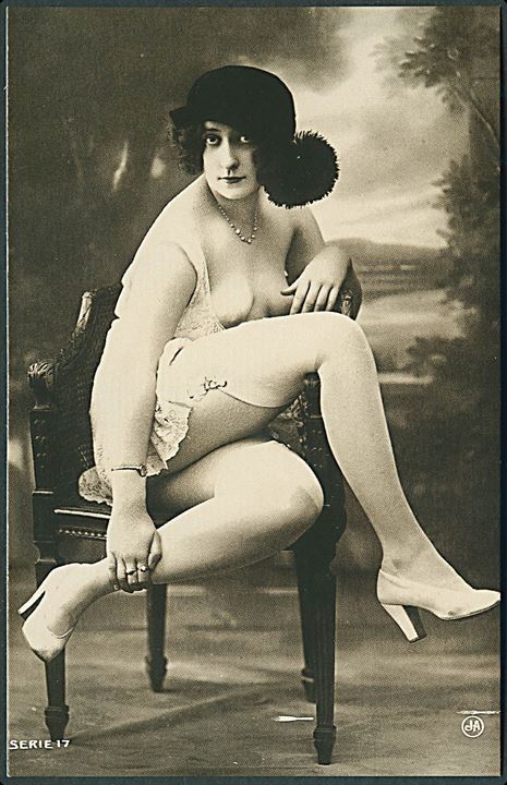 Erotisk postkort. Kvinde iført sort hat. Nytryk Stampa PR no. 67. 