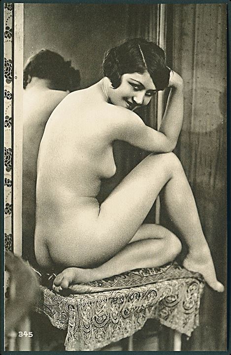 Erotisk postkort. Kvinde sidder foran spejl. Nytryk Stampa PR no. 207. 