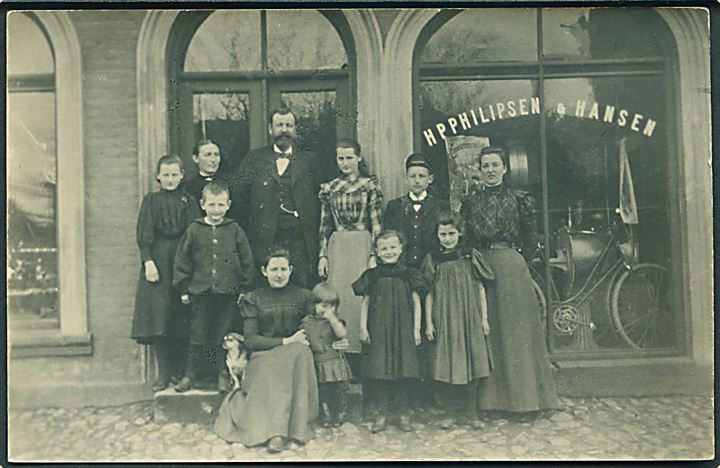 Familien foran H. P. Philipsen & Hansen. Sted ukendt. Mimosa u/no. 