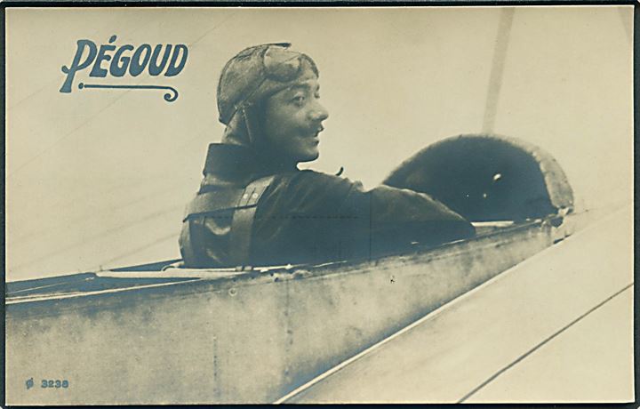 Adolphe Pégoud (1889-1915), fransk militærflyver og verdens første flyver es (6 luftsejre). Pégoud omkom d. 31.8.1915 efter at være blevet skudt ned af en af sine tidligere elever, den tyske pilot Walter Kandulski. No. 3238.