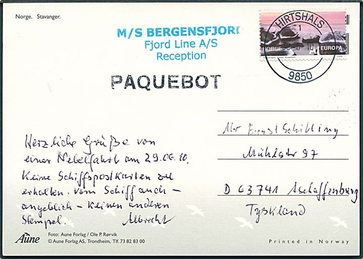 Norsk A mærke på brevkort (Stavanger) annulleret Hirtshals d. 30.6.2010 og sidestemplet Paquebot til Aschaffenburg, USA. Privat skibsstempel: M/S Bergensfjord.
