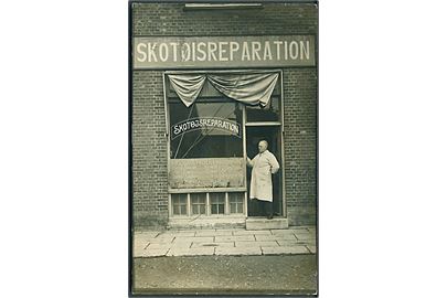 København. Facade: Skotøjsreparation, Rodosvej no. 1. Fotokort u/no. 