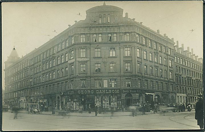 København. Bygning med butikker. Bla. Georg Dahlbom, Børge Kruse. Fotokort no. 5159. 