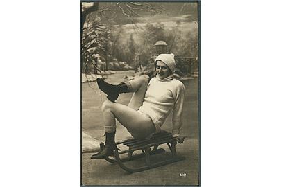 Erotisk postkort. Kvinde på kælk. Nytryk Stampa PR 9. 
