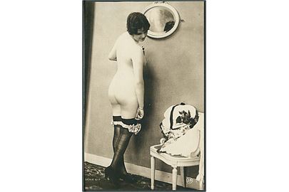 Erotisk postkort. Kvinde poserer ved væggen. Nytryk Stampa PR 73.