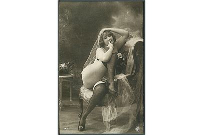 Erotisk postkort. Kvinde i stol iført blonder. Nytryk Stampa PR 165. 