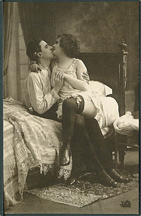 Erotisk postkort. Mand og kvinde i sengen. Nytryk Stampa PR 215.